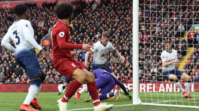 Bek Tottenham Hotspur Toby Alderweireld (tengah) membuat gol bunuh diri saat menghadapi Liverpool di Anfield. Paul ELLIS / AFP 