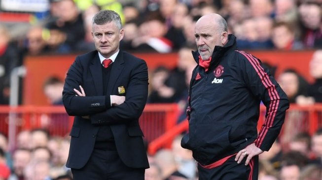 Manajer Manchester United Ole Gunnar Solskjaer menyaksikan pertandingan timnya kontra Watford, Sabtu (30/3/2019), bersama asistennya Mike Phelan (kanan) dari pinggir lapangan [AFP]