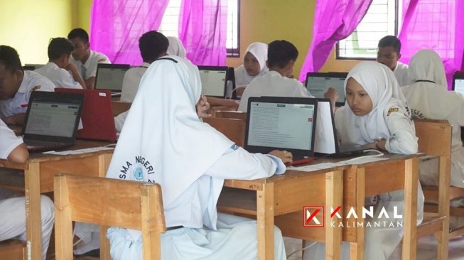 Demi UNBK, Pelajar SMA di Kalsel Pinjam Laptop Guru dan Sekolah Lain