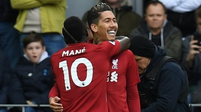 Gelandang Liverpool Roberto Firmino (kanan) merayakan golnya ke gawang Tottenham Hotspur dengan Sadio Mane dalam laga Liga Inggris di Anfield. Paul ELLIS / AFP