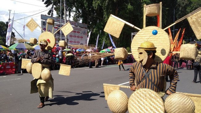 Pawai Budaya untuk memperingati puncak acara Hari Lahir Kota Blitar, Senin (1/4/2019). (Suara.com/Agus H)