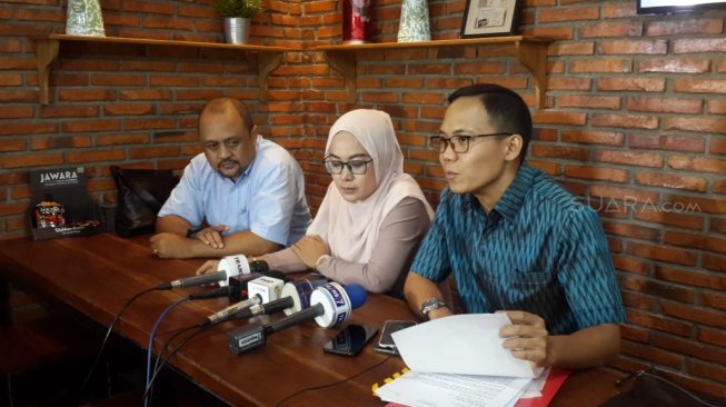 Rika Wijaya (berhijab) menggelar konfrensi pers, Selasa (2/4/2019). Ia mengaku ditipu oleh ipar Rhoma Irama, Alie Khadafi yang juga personel Sonet 2 Band. [Sumarni/Suara.com]