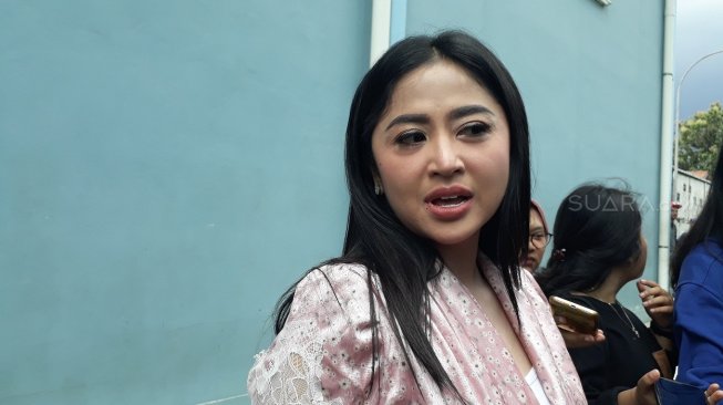 Dewi Perssik Emosi Aksi Kurbannya Dinyinyiri Netizen