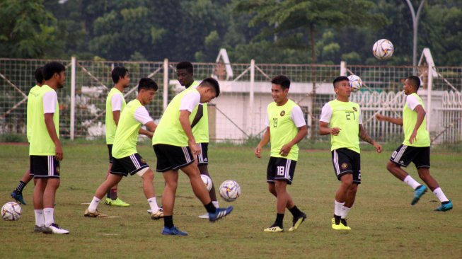 Sejumlah pesepakbola Tim Kaya FC Iloilo asal Filipina melakukan sesi latihan di lapangan luar Stadion Pakansari, Bogor, Jawa Barat, Senin (1/4/2019). Latihan tersebut sebagai persiapan tim Kaya FC Iloilo melawan tim PSM Makassar pada laga penyisihan Grup H Piala AFC 2019 di Stadion Pakansari, Selasa (2/4/2019). ANTARA FOTO/Yulius Satria Wijaya