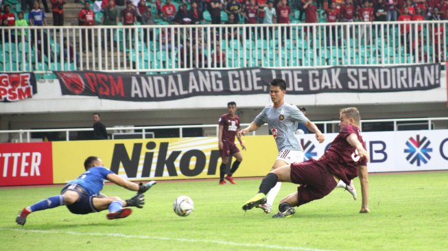 Pesepakbola PSM Makassar Eero Merknanen (kanan) melakukan tendangan ke gawang yang dijaga kiper Kaya FC Iloilo Michael Casas (kiri) dalam pertandingan penyisihan grup H Piala AFC 2019 di Stadion Pakansari, Bogor, Jawa Barat, Selasa (2/4/2019). Pertandingan tersebut berakhir imbang dengan skor 1-1. ANTARA FOTO/Yulius Satria Wijaya