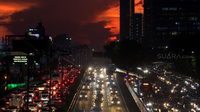 Kendaraan bermotor terjebak kemacetan di Jalan MT Haryono, Jakarta, Selasa (2/4). [Suara.com/Arief Hermawan P]
