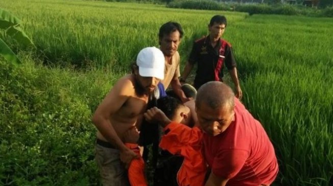 Kasih Makan Kambing, Dedi Tewas Disambar Petir, Selangkangan Gosong