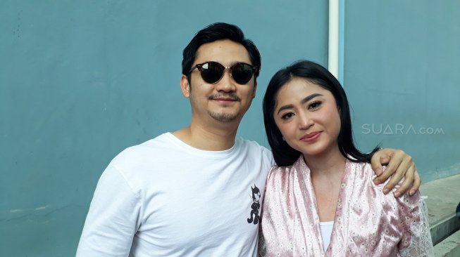 Dewi Perssik dan suami, Angga Wijaya. [Wahyu Tri Laksono/Suara.com]