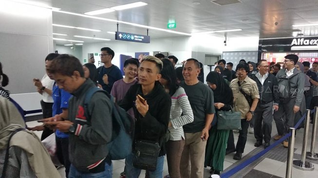 Hari Pertama Operasional Komersial, MRT Jakarta Gangguan!