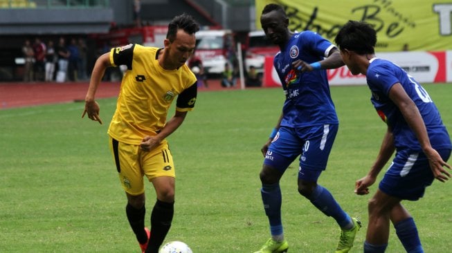 Pesepak bola Arema FC Konate Makan (kedua kanan) berusaha membayangi pesepak bola Bhayangkara FC Rachmad Hidayat (kiri) pada laga pertandingan perempat final Piala Presiden 2019, di Stadion Patriot Candrabhaga, Bekasi, Jawa Barat, Sabtu (30/3/2019). Pada pertandingan tersebut Bhayangkara FC kalah atas Arema FC dengan skor akhir 0-4. ANTARA FOTO/Risky Andrianto/foc.