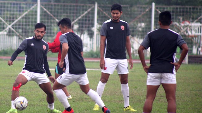 Sejumlah pesepakbola PSM Makassar melakukan sesi latihan di lapangan luar Stadion Pakansari, Bogor, Jawa Barat, Senin (1/4/2019). Latihan tersebut sebagai persiapan tim PSM Makassar melawan tim Kaya FC Iloilo pada laga penyisihan Grup H Piala AFC 2019 di Stadion Pakansari, Selasa (2/4/2019). ANTARA FOTO/Yulius Satria Wijaya