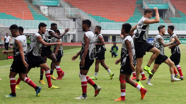 Sejumlah pesepakbola PSM Makassar melakukan sesi latihan di Stadion Pakansari, Bogor, Jawa Barat, Selasa (12/3/2019) persiapan tampil di laga Grup H Piala AFC 2019. ANTARA FOTO/Yulius Satria Wijaya