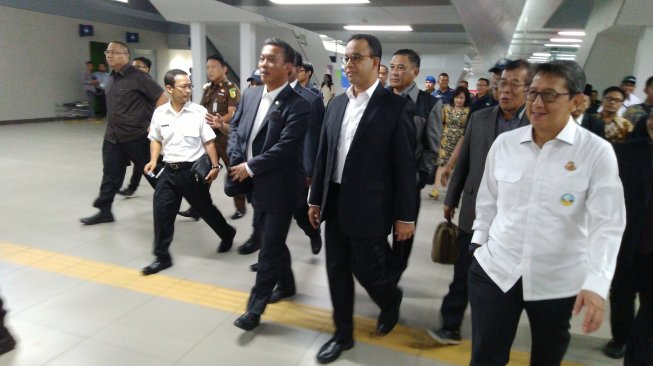 Tak Ada Tempat Sampah di Stasiun MRT, Gubernur Anies Ajak Warga Sadar Diri