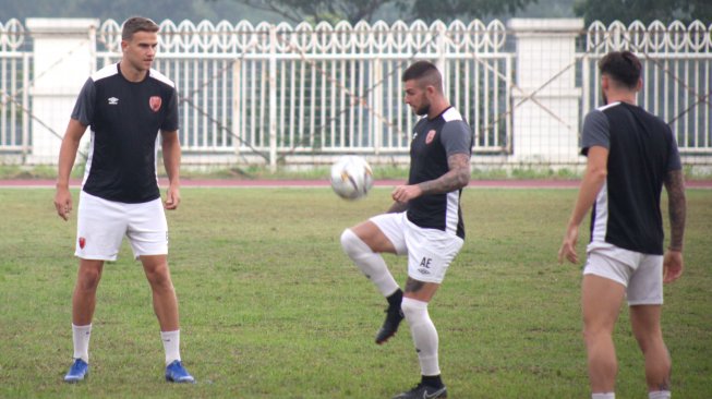 Sejumlah pesepakbola PSM Makassar melakukan sesi latihan di lapangan luar Stadion Pakansari, Bogor, Jawa Barat, Senin (1/4/2019). Latihan tersebut sebagai persiapan tim PSM Makassar melawan tim Kaya FC Iloilo pada laga penyisihan Grup H Piala AFC 2019 di Stadion Pakansari, Selasa (2/4/2019). ANTARA FOTO/Yulius Satria Wijaya