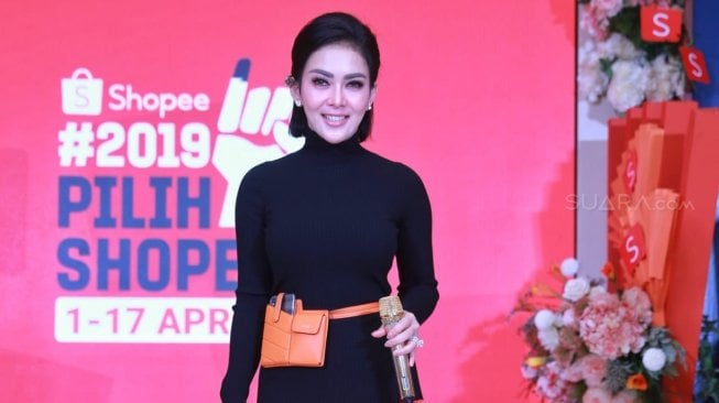 Langka dan Berlapis Emas 24 Karat, Casing Handphone Syahrini Bikin Heboh