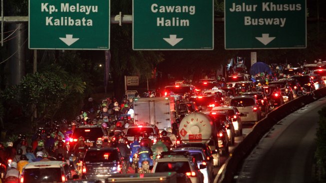 Kendaraan bermotor terjebak kemacetan di Jalan MT Haryono, Jakarta, Selasa (2/4). [Suara.com/Arief Hermawan P]
