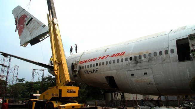 Sejumlah pekerja menyelesaikan perakitan badan pesawat Boeing 747-400, di Bekasi, Jawa Barat, Senin (1/4).[ANTARA FOTO/Risky Andrianto]