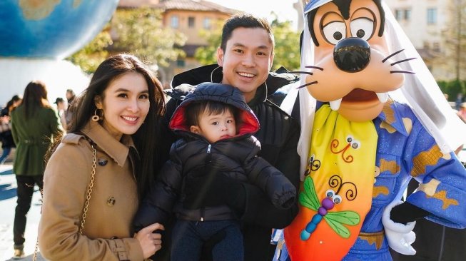Sandra Dewi bersama suami, Harvey Moeis dan putranya. [Instagram]