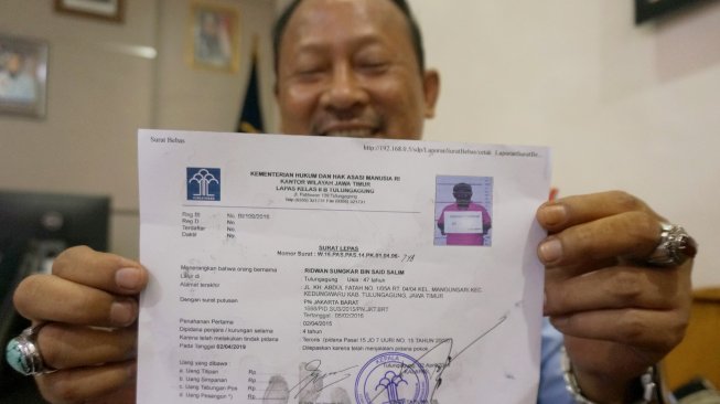 Kepala Lembaga Pemasyarakatan Klas IIB Tulungagung Erry Taruna menunjukkan surat keterangan bebas narapidana kasus terorisme Ridwan Sungkar di LP Klas IIB Tulungagung, Tulungagung, Jawa Timur, Selasa (2/4). [ANTARA FOTO/Danang]