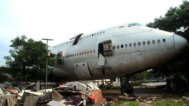 Sejumlah pekerja menyelesaikan perakitan badan pesawat Boeing 747-400, di Bekasi, Jawa Barat, Senin (1/4).[ANTARA FOTO/Risky Andrianto]