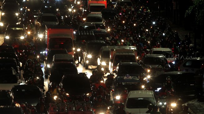 Kendaraan bermotor terjebak kemacetan di Jalan MT Haryono, Jakarta, Selasa (2/4). [Suara.com/Arief Hermawan P]
