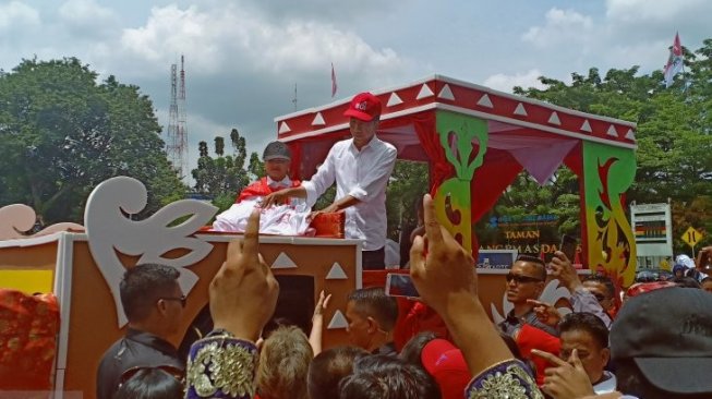 Joko Widodo naik mobil hias. (Antara)