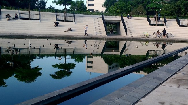 Suasana aktifitas di Lapangan Banteng, Jakarta, Rabu (4/3). [Suara.com/Oke Atmaja]