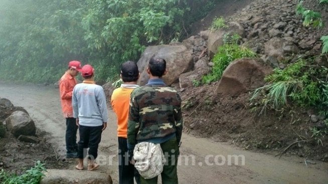 Diguyur Hujan, Jalur Alternatif Cangar-Pacet di Mojokerto Tertimbun Longsor