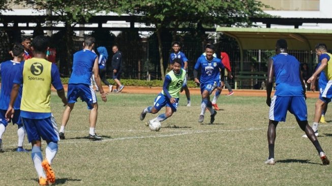 Gelandang serang Gian Zola (tengah) mengikuti sesi latihan Persib di lapangan Sarana Olahraga ITB, Jalan Siliwangi, Bandung, Jawa Barat, Rabu (3/4/2019). [Suara,com / Aminuddin]