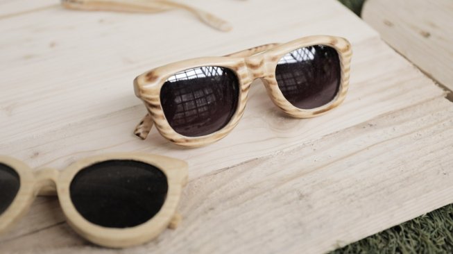 Sulap limbah kayu jadi frame kacamata (Suara.com/ Adit Rianto)