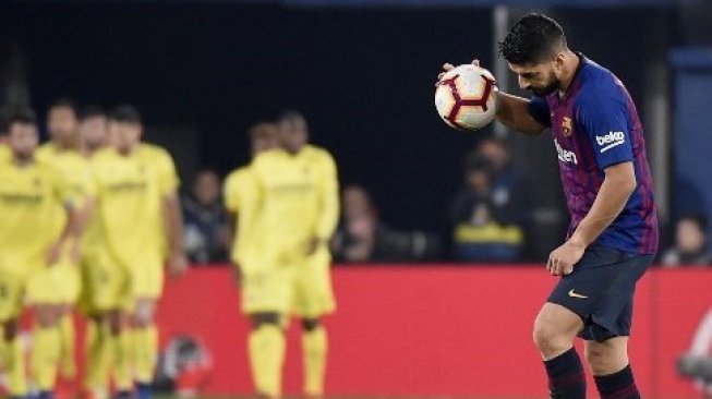 Reaksi striker Barcelona Luis Suarez saat menghadapi Villarreal yang berakhir imbang 4-4 La Ceramica stadium. JOSE JORDAN / AFP