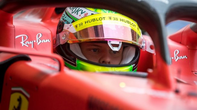 Mick Schumacher melakukan lap pertama bersama tim Ferrari di sirkuit Sakhir, dekat Manama, Bahrain, 2 April 2019. Lelaki usia 20 tahun ini adalah putra juara dunia tujuh kali Michael Schumacher, yang meraih lima kali gelarnya bersama tim Ferrari [AFP/Andrej Isakovic].