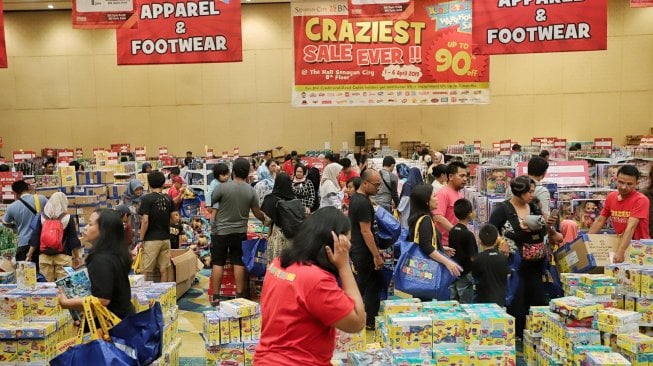 Pengunjung berbelanja mainan yang dijual dalam gelaran Kidz Station Warehouse Sale di Senayan City, Jakarta, Rabu (3/4). [Suara.com/Muhaimin A Untung]