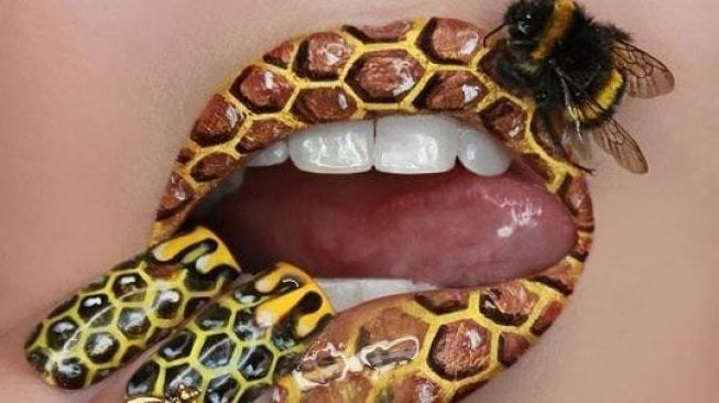 Seni Tingkat Tinggi, Bikin Lip Art dari Serangga Mati