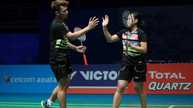 Pasangan ganda campuran Indonesia, Rinov Rivaldy/Pitha Haningtyas Mentari, melaju ke babak kedua Malaysia Open 2019 usai menaklukkan senior mereka di Pelatnas PBSI, Praveen Jordan/Melati Daeva Oktavianti, Rabu (3/4/2019). [Humas PBSI]