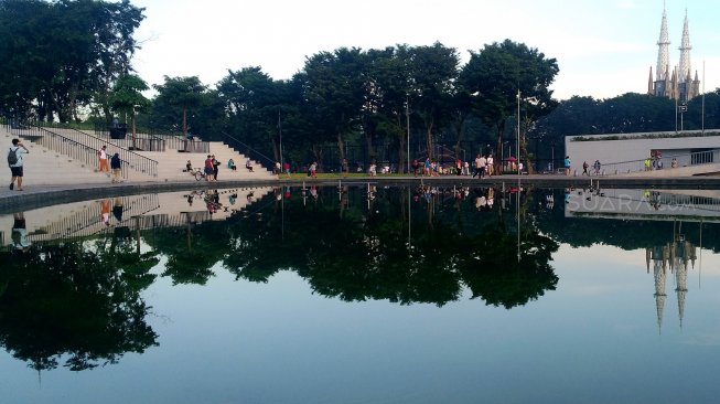 Suasana aktifitas di Lapangan Banteng, Jakarta, Rabu (4/3). [Suara.com/Oke Atmaja]