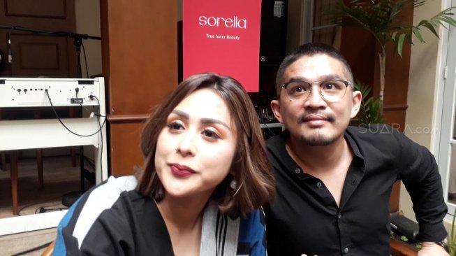 Selvi Kitty dan suaminya, Rangga Ilham Suseno di kawasan Gondangdia, Jakarta Pusat, Rabu (3/4/2019). [Sumarni/Suara.com]