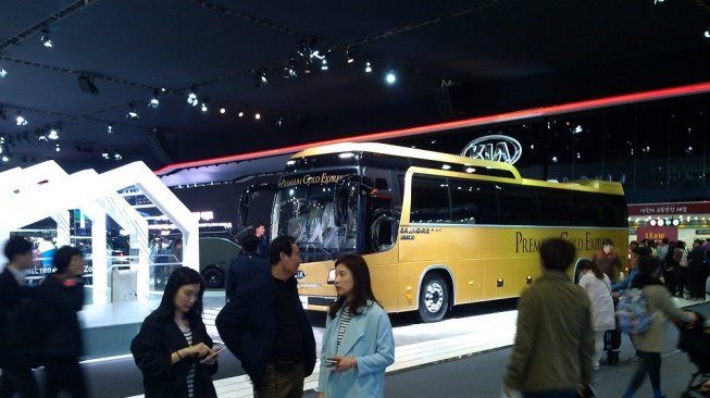Suasana hall produk otomotif Korea dalam Seoul Motor Show 2019 [Seoul Motor Show/gallery].
