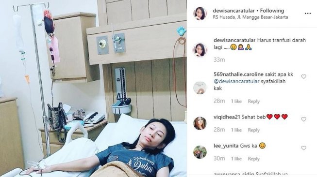 Dewi Sanca terbaling lemah di rumah sakit hingga harus transfusi darah. [instagram/dewisancaratular]