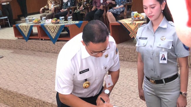 Gubernur Anies Baswedan menandatangani MoU Samsat Online [Suara.com/Stephanus Aranditio].