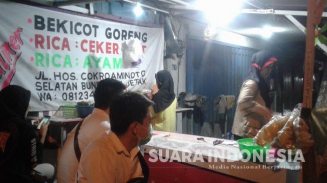 Kuliner Rica Bekocit Mbak Pipit, Pembeli Harus Pakai Nomor Antrian
