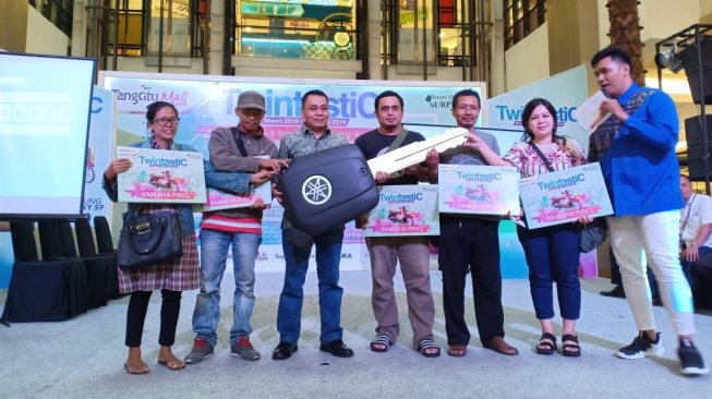 Para pemenang acara undian Smart Shopper Surprize Twintastic di Tangcity Mall. [Dok. Tangcity Mall]