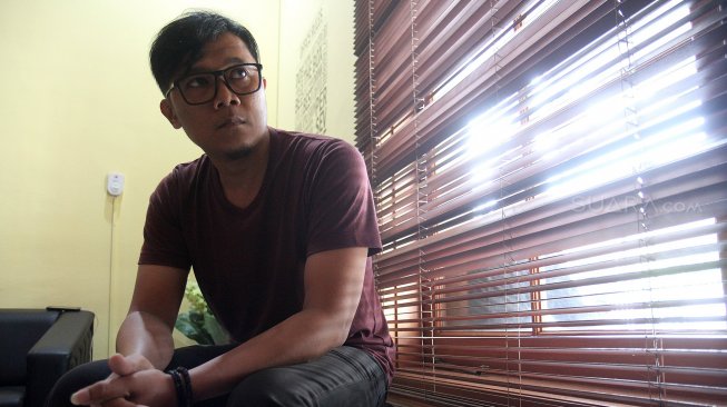 Personil Band Cassandra berpose saat mengunjungi Kantor Redaksi Suara.com, Jakarta, Kamis (4/4). [Suara.com/Arief Hermawan P]