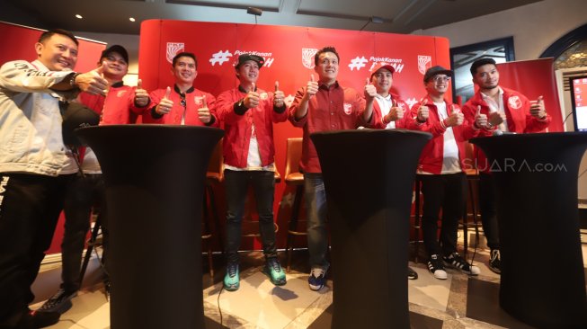 Ketua Umum PKPI Diaz Hendropriyono bersama Grup Band Republik saat deklarasi dukungan di Jakarta, Kamis (4/4). [Suara.com/Muhaimin A Untung]