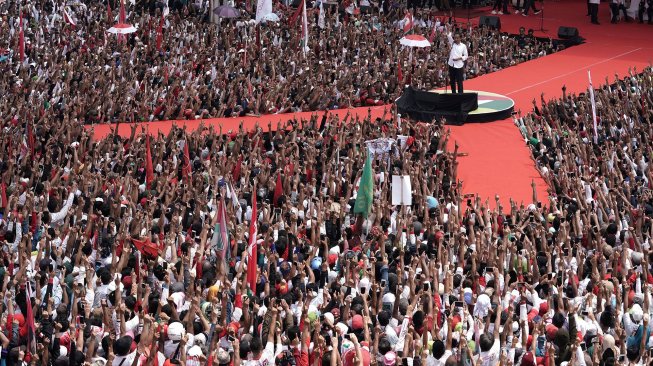 Calon Presiden nomor urut 01 Joko Widodo menyampaikan orasi politik saat kampanye terbuka di GOR Satria, Purwokerto, Banyumas, Jawa Tengah, Kamis (4/4). [ANTARA FOTO/Idhad Zakaria]