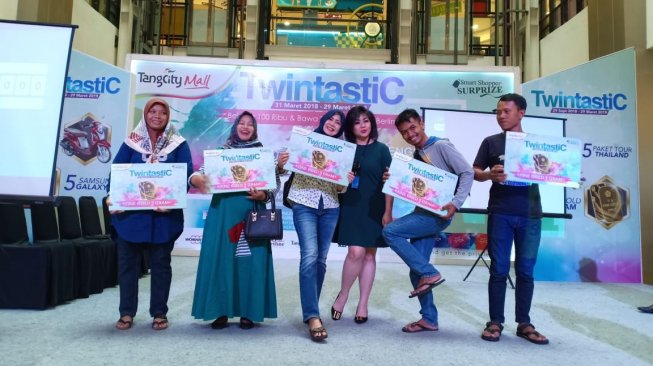 Para pemenang acara undian Smart Shopper Surprize Twintastic di Tangcity Mall. [Dok. Tangcity Mall]
