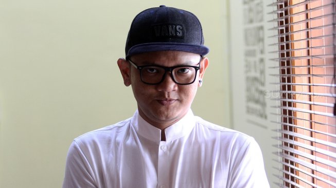 Personil Band Cassandra berpose saat mengunjungi Kantor Redaksi Suara.com, Jakarta, Kamis (4/4). [Suara.com/Arief Hermawan P]