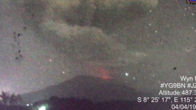 Lewat Tengah Malam, Gunung Agung Meletus