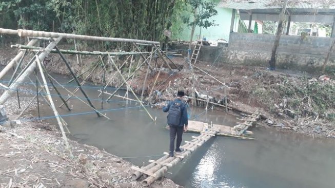 Anak Sekolah 'Beradu Nyawa' Lewati Jembatan Bambu, DPRD Malang Cecar Dinas PU