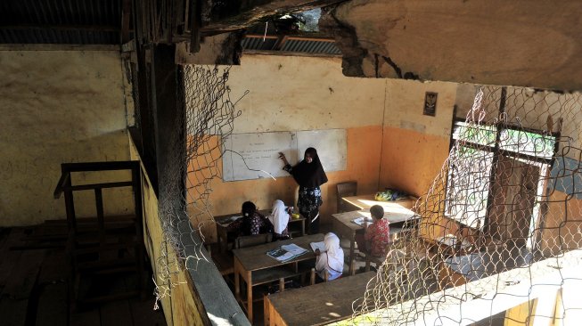 Sekolah Terbengkalai di Perbatasan Jambi-Sumbar